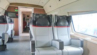 First Class memiliki 18 tempat duduk berwarna abu-abu dengan susunan 2-1.Foto: Dok. PT KCIC