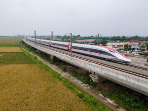 Dilarang Keras Main Layangan Dekat Jalur Kereta Cepat, Ini Bahayanya