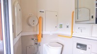 Fasilitas penunjang lainnya yang tersedia dalam kereta penumpang pada KA Cepat diantaranya stop kontak, televisi, meja lipat, dan toilet yang ramah untuk pengguna berkebutuhan khusus. Foto: Dok. PT KCIC
