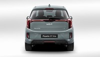 Picanto mendapat sepasang lampu belakang LED baru yang sekarang terhubung di bawah kaca belakang. Bemperbta juga diperbarui dengan tarikan garis yang lebih tajam, termasuk reflektor yang lebih kecil, diffuser yang lebih agresif, dan tidak adanya pipa knalpot yang terlihat. Foto: Kia