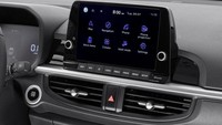 Tampilan tengah tetap mempertahankan kenop fisik ditambah penggunaan head unit 8 inch. Foto: Kia
