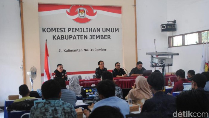 Komisioner KPU Jember saat mengumumkan jumlah DPT Pemilu 2024.