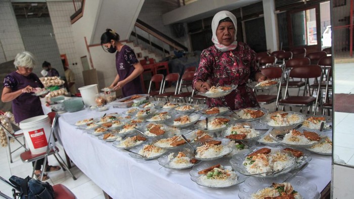 Anggota komunitas Konghucu Semarang membagikan makanan gratis kepada warga di Kantin Kebajikan Boen Hiang Tong, Semarang, Jawa Tengah, Selasa (4/7/2023).  Aksi berbagi makanan gratis kepada sesama yang diadakan setiap Selasa siang dengan menyediakan 100 porsi makanan itu digelar untuk meringankan beban masyarakat kurang mampu dan menumbuhkan rasa kerukunan serta toleransi antar umat beragama khususnya di kota itu. ANTARA FOTO/Makna Zaezar/rwa.