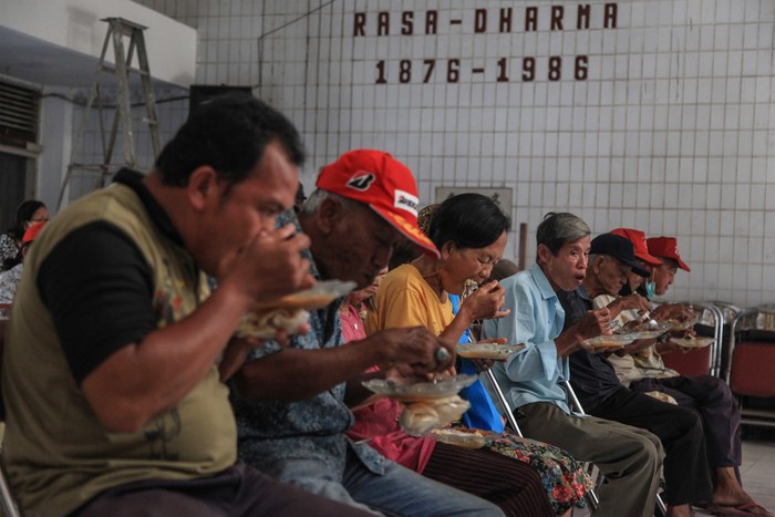 Anggota komunitas Konghucu Semarang membagikan makanan gratis kepada warga di Kantin Kebajikan Boen Hiang Tong, Semarang, Jawa Tengah, Selasa (4/7/2023).  Aksi berbagi makanan gratis kepada sesama yang diadakan setiap Selasa siang dengan menyediakan 100 porsi makanan itu digelar untuk meringankan beban masyarakat kurang mampu dan menumbuhkan rasa kerukunan serta toleransi antar umat beragama khususnya di kota itu. ANTARA FOTO/Makna Zaezar/rwa.