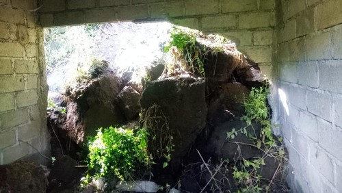 Kondisi rumah I Nengah Simpen di Banjar Dinas Ketug, Desa Antiga, Kecamatan Manggis, Kabupaten Karangasem, yang rusak akibat tertimpa longsor pada Senin (3/7/2023). (Foto: istimewa)