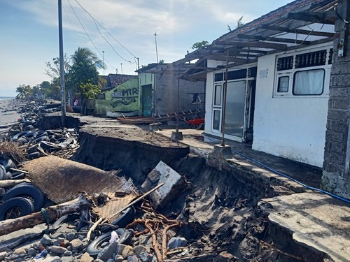 Kondisi rumah-rumah warga di pesisir Pantai Pebuahan, Desa Banyubiru, Kecamatan Negara, Kabupaten Jembrana yang hancur dihantam ombak besar, Selasa (4/7/2023). (I Putu Adi Budiastrawan/detikBali).