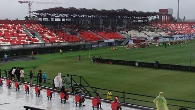 Kondisi tribun sepi penonton di Stadion Kapten I Wayan Dipta, Gianyar, Bali, waktu pertandingan perdana pada Sabtu (1/7/2023). (Dok. I Wayan Bersih)