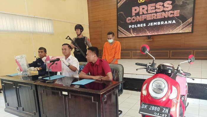 Pencuri motor, Dodik Dwi Purwanto, di Mapolres Jembrana, Selasa (4/7/2023). Dodik yang juga residivis mencuri motor milik temannya.