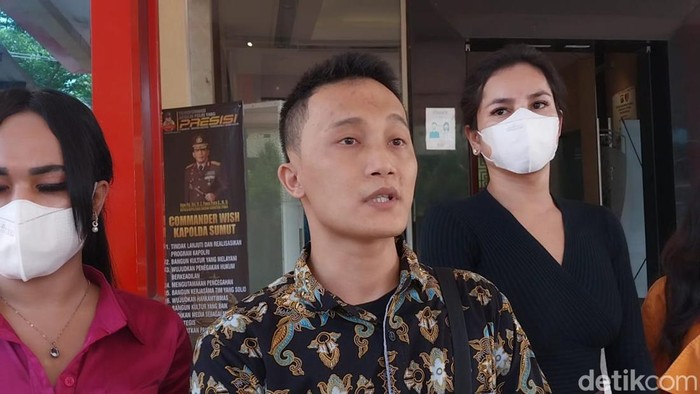 Kuasa Hukum Deca dari LBH Medan Marselinus Duha bersama Deca dan Fury saat tiba di Ditreskrimum Polda Sumut. (Finta Rahyuni/detikSumut)