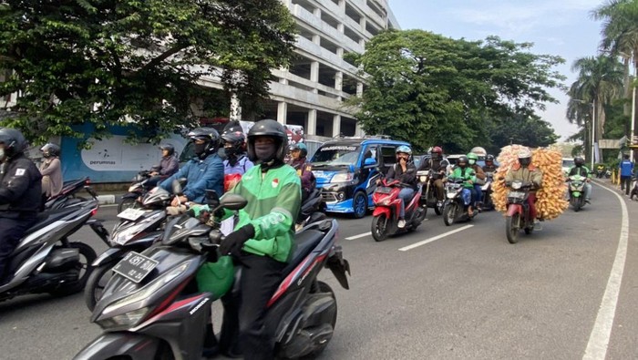 Lalin di sekitar Stasiun Tanjung Barat macet pada Selasa (4/7/2023)-(Devi/detikcom)