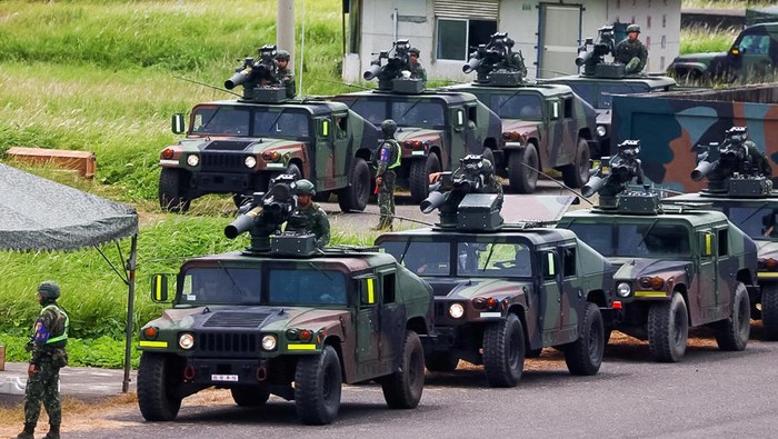 Latihan Militer, Taiwan Tembakkan Rudal Buatan AS Taiwan menggelar latihan militer di Pingtung, Selasa (4/7/2023). Militer Taiwan latihan menembakkan rudal stinger dan TOW 2A buatan Amerika Serikat.