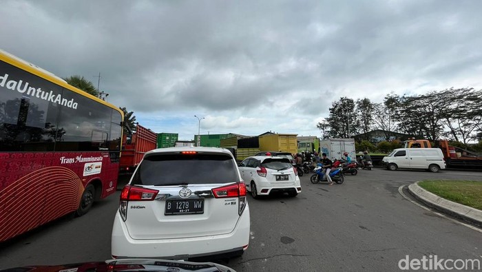 Macet di Jalan menuju Tol Makassar dari arah Tallasa City.