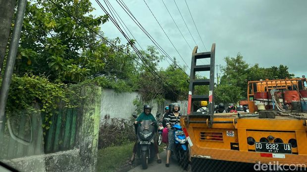Macet di Jalan menuju Tol Makassar dari arah Tallasa City.