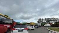 Dari arah berlawanan, tampak sejumlah pemotor melawan arus di sisi kiri jalan. Hal ini membuat kemacetan kendaraan semakin parah karena jalur semakin sempit. Foto: Rasmlawanti Rustam/detikSulsel
