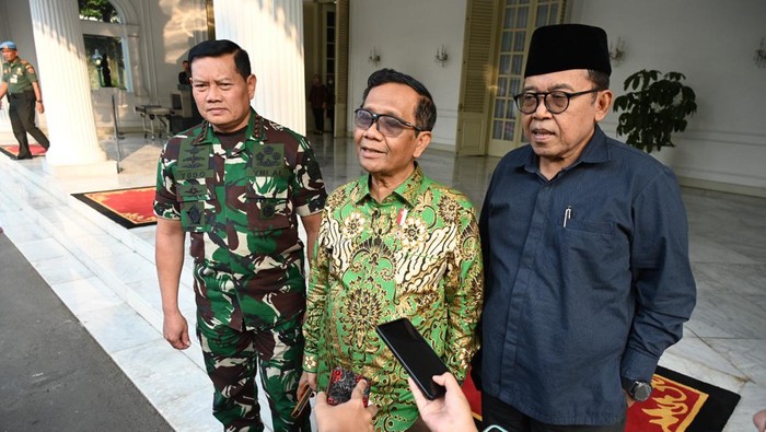 Mahfud Md, Laksamana Yudo Margono dan Masduki Baidowi usai rapat dengan Wapres Maruf Amin di Istana Wapres.