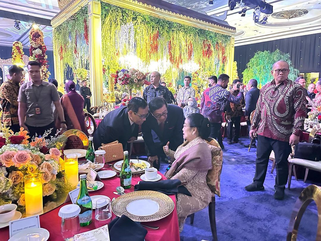 Mahfud menunduk dan dibisiki Megawati (dok Instagram Yasonna Laoly)