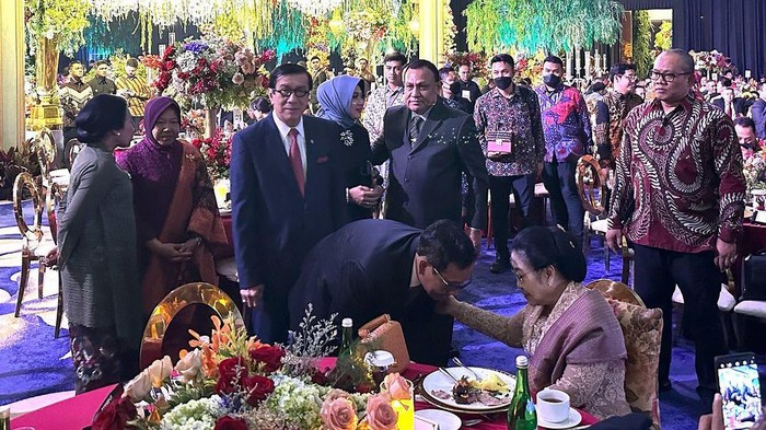 Mahfud menunduk dan dibisiki Megawati (dok Instagram Yasonna Laoly)