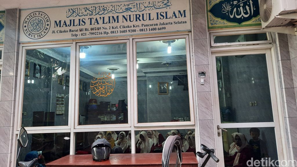 Majelis Taklim Nurul Islam di Cikoko Pancoran Jaksel, kena dampak bau limbah kotoran sapi. (Annisa Aulia Rahim/detikcom)