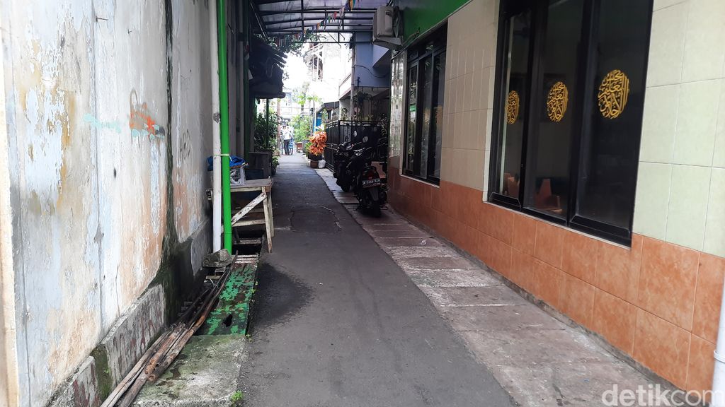 Majelis Taklim Nurul Islam di Cikoko Pancoran Jaksel, kena dampak bau limbah kotoran sapi. (Annisa Aulia Rahim/detikcom)