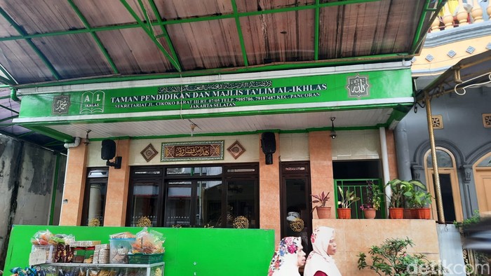 Majelis Taklim Nurul Islam di Cikoko, Pancoran, Jaksel, kena dampak pencemaran ilmbah kotoran sapi. (Annisa Aulia Rahim/detikcom)