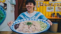 Kedai bernama Sri Leung Pochana menyajikan nasi ayam dengan bobot 3 kilogram. Siapapun yang berhasil menghabiskannya kurang dari 1 jam boleh makan gratis! Foto: The Smart Local