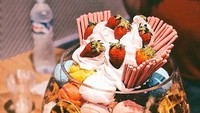 Bagi penyuka manis siap kenyang di sini! Seporsi parfait yang lengkap dengan toppingnya tersusun dari 22 sendok es krim. Foto: The Smart Local