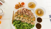 Di restoran ini mangkuk tidak digunakan untuk menyajikan mie wonton. Mie wonton dengan berat lebih dari 10 kilogram dilengkapi dua mangkuk sambal untuk penambah rasa pedasnya. Foto: The Smart Local