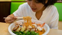 Petchaburi Soi 19 terkenal dengan hidangan tom yum yang unik. Seporsi tom yum seharga Rp 83.000 ini bisa dinikmati 2-3 orang sekaligus. Foto: The Smart Local