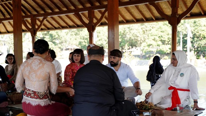 Mengenalkan Kebudayaan-Kuliner Tradisonal Bali ke Mancanegara Pemerintah Indonesia melalui Direktorat Jenderal Kebudayaan Kementerian Pendidikan, Kebudayaan Riset dan Teknologi menggelar kegiatan pertukaran budaya bidang kuliner dengan Qatar.