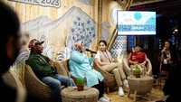 Sedangkan di Bali dua Chef Qatar dalami budaya yang dipadukan dengan adat dan agama di Taman Soekasada Ujung. Tradisi Megibung yang dikenalkan oleh Raja Karangasem, tak lain adalah tradisi yang menumbuhkan rasa kebersamaan dengan mengesampingkan status sosial ini diteruskan hingga kini dan biasa dilakukan saat ada upacara adat dan keagamaan.