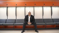 Menteri Pemuda dan Olahraga Dito Ariotedjo berpose di ruang ganti pemain.