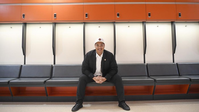 Menteri Pemuda dan Olahraga Dito Ariotedjo (kedua kanan) meninjau Stadion Jakarta International Stadium (JIS) di Papanggo, Tanjung Priok, Jakarta Utara, Selasa (4/7/2023).