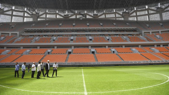 Menteri Pemuda dan Olahraga Dito Ariotedjo (kedua kanan) meninjau Stadion Jakarta International Stadium (JIS) di Papanggo, Tanjung Priok, Jakarta Utara, Selasa (4/7/2023).