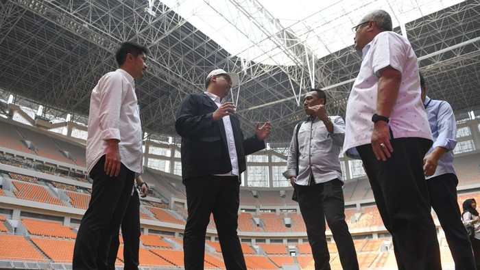 Menteri Pemuda dan Olahraga Dito Ariotedjo (kedua kanan) meninjau Stadion Jakarta International Stadium (JIS) di Papanggo, Tanjung Priok, Jakarta Utara, Selasa (4/7/2023).