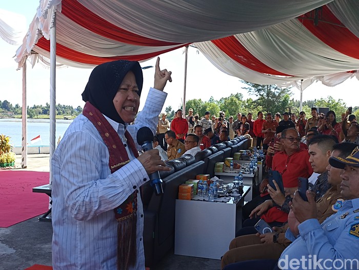 Mensos Tri Rismaharini saat menyerahkan bantuan kapal ke nelayan di Babel (Tiara Aliya/detikcom)