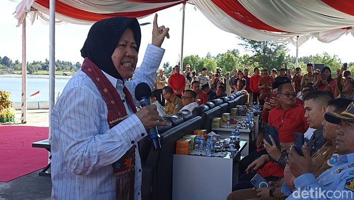Mensos Tri Rismaharini saat menyerahkan bantuan kapal ke nelayan di Babel (Tiara Aliya/detikcom)