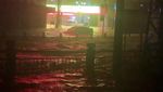 Mobil Nyungsep Diterjang Banjir di China