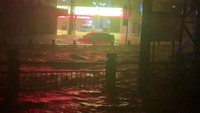 Banjir yang disebabkan oleh hujan deras juga merendam mobil di jalanan kawasan Zhenxiong.