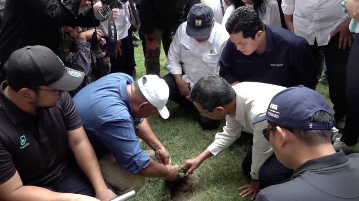 Momen PSSI-Menteri Basuki Cek Rumput JIS