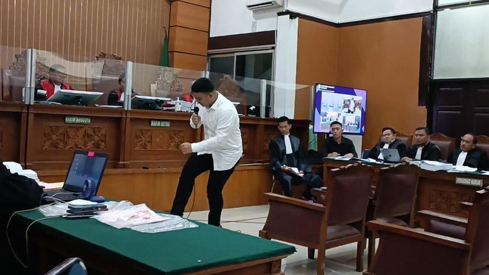 Momen Shane Lukas memeragakan cara Mario Dandy menendang David di depan hakim PN Jaksel.