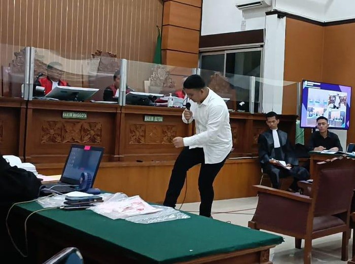Momen Shane Lukas memeragakan cara Mario Dandy menendang David di depan hakim PN Jaksel.