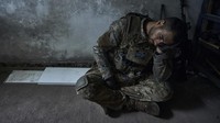 Mereka beristirahat sejenak sebelum kembali ke medan perang untuk mempertahankan negaranya dari serangan Rusia. AP Photo/Libkos.