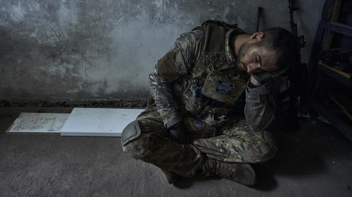 Perang Rusia-Ukraina masih berlanjut. Di tengah pertempuran itu, sejumlah tentara Ukraina melepas lelah dengan beristirahat di garis depan perang.