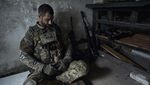 Potret Tentara Ukraina Melepas Lelah di Garis Depan Perang