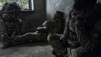 Beberapa tentara Ukraina beristirahat di garis depan perang di wilayah Zaporizhzhia, Minggu (2/7/2023). AP Photo/Libkos. 