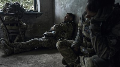 Potret Tentara Ukraina Melepas Lelah di Garis Depan Perang