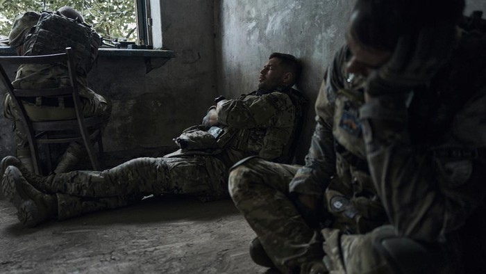 Momen Tentara Ukraina Melepas Lelah di Garis Depan Perang Perang Rusia-Ukraina masih berlanjut. Di tengah pertempuran itu, sejumlah tentara Ukraina melepas lelah dengan beristirahat di garis depan perang.
