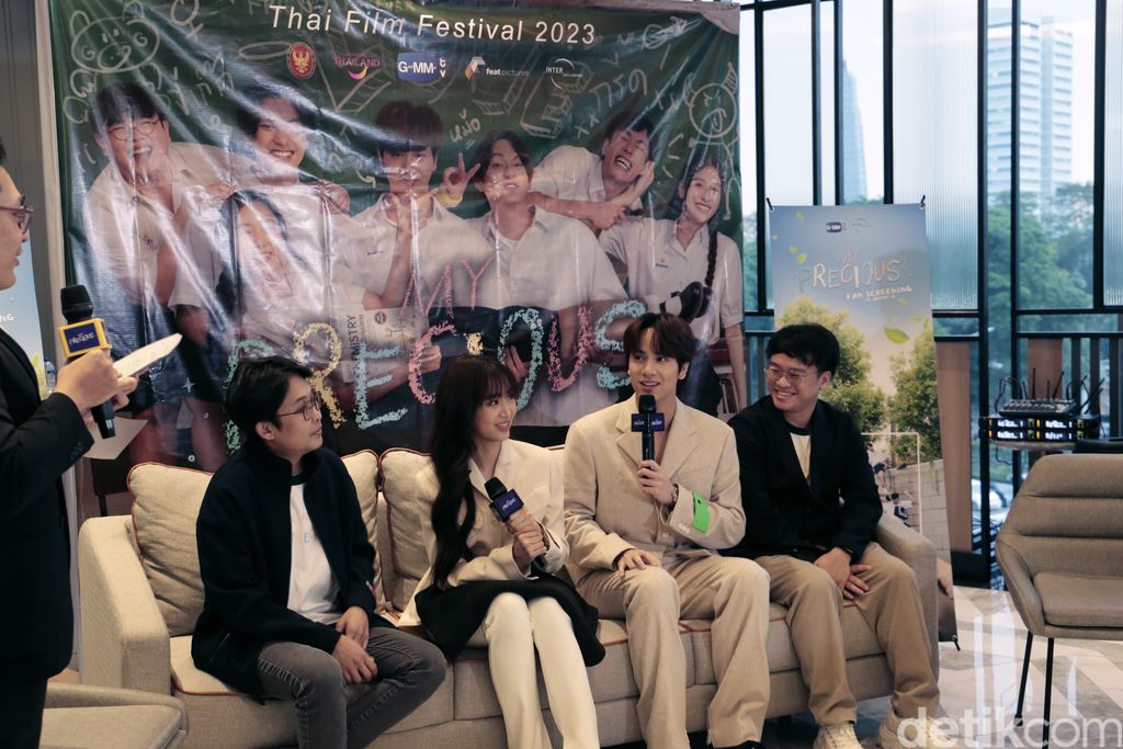 (Kiri ke kanan): Kanittha Kwanyu, Film Rachanun Mahawan, Nanon Korapat Kirdpan, dan Napat Jitweerapat saat menghadiri konferensi pers film Thailand My Precious di Cinepolis Senayan Park, Jakarta Pusat, pada Senin (3/7/2023).