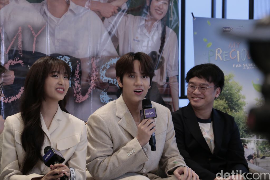 (Kiri ke kanan): Film Rachanun Mahawan, Nanon Korapat Kirdpan, dan Napat Jitweerapat saat menghadiri konferensi pers film Thailand My Precious di Cinepolis Senayan Park, Jakarta Pusat, pada Senin (3/7/2023).