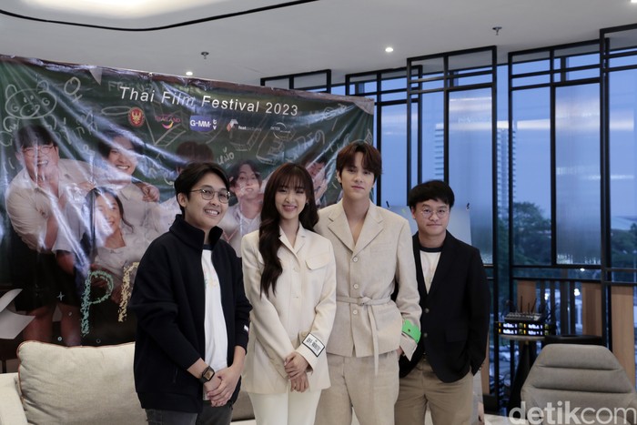 (Kiri ke kanan): Kanittha Kwanyu, Film Rachanun Mahawan, Nanon Korapat Kirdpan, dan Napat Jitweerapat saat menghadiri konferensi pers film Thailand My Precious di Cinepolis Senayan Park, Jakarta Pusat, pada Senin (3/7/2023).